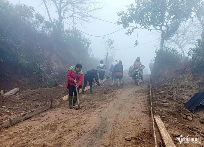 Bất chấp thời tiết sương mù lạnh giá, người dân tích cực góp công lao động san gạt, đổ bê tông tuyến đường nội thôn. Ảnh: Hoàng Yên