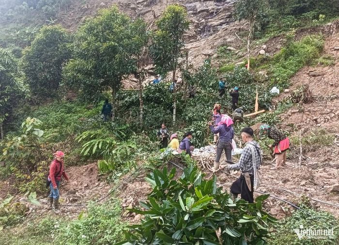 Bà con thôn Giàng Pằng đồng lòng bóc quế, hiến đất và giải phóng mặt bằng để mở rộng các tuyến đường giao thông liên thôn. Ảnh: Hoàng Yên
