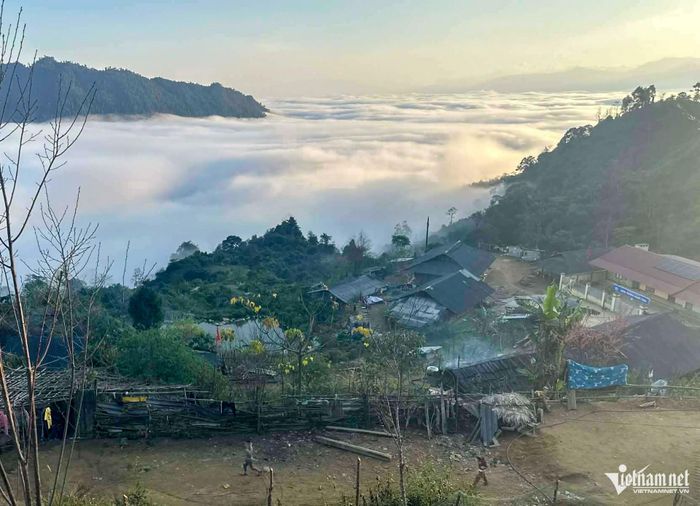 Thôn Giàng Pằng (xã Sơn Lương, tỉnh Lào Cai) nằm chênh vênh giữa mây ngàn bao phủ. Ảnh: Hoàng Yên