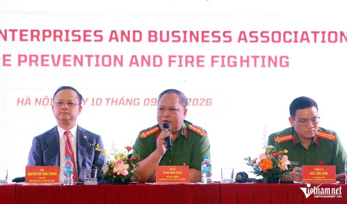 Đại tá Hoàng Ngọc Huynh - Phó Cục trưởng Cục Cảnh sát PCCC&CNCH trực tiếp giải đáp thắc mắc. Ảnh: Đình Hiếu
