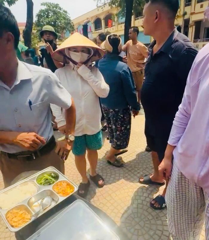 Phụ huynh Trường Tiểu học Kim Bài (xã Thanh Oai, Hà Nội) bức xúc vì 2 ngày liên tiếp học sinh chờ cơm bán trú đến gần 13h. Ảnh chụp màn hình