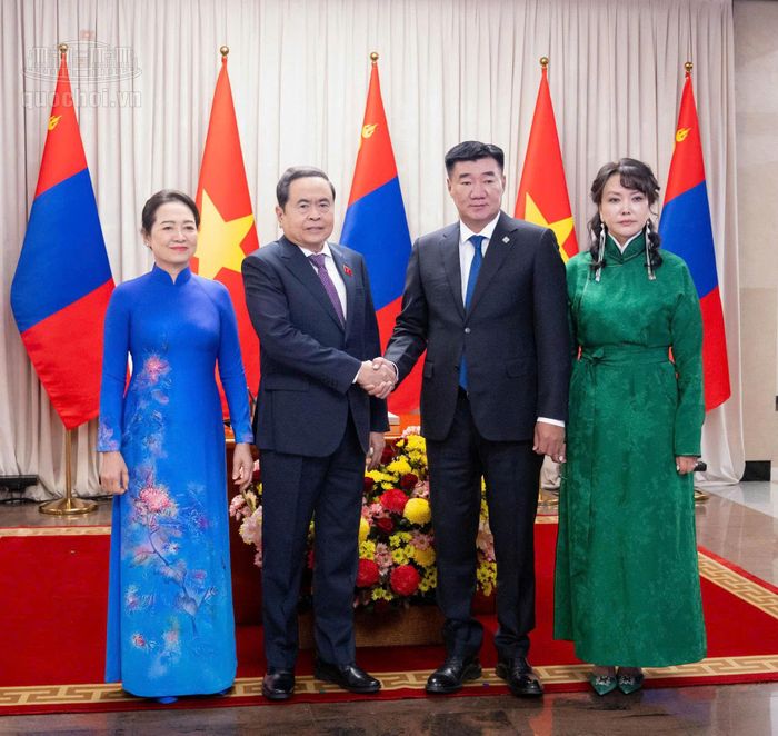 Chủ tịch Quốc hội Trần Thanh Mẫn và phu nhân cùng Chủ tịch Quốc hội Mông Cổ và phu nhân. Ảnh: Media QH