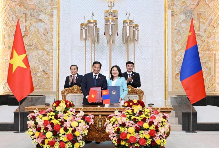 Tổng Thư ký Quốc hội, Chủ nhiệm Văn phòng Quốc hội Lê Quang Mạnh và Chủ nhiệm Văn phòng Quốc hội Mông Cổ Ulziisaikhan Luvsandorj ký bản ghi nhớ hợp tác giữa Văn phòng Quốc hội hai nước. Ảnh: Media QH