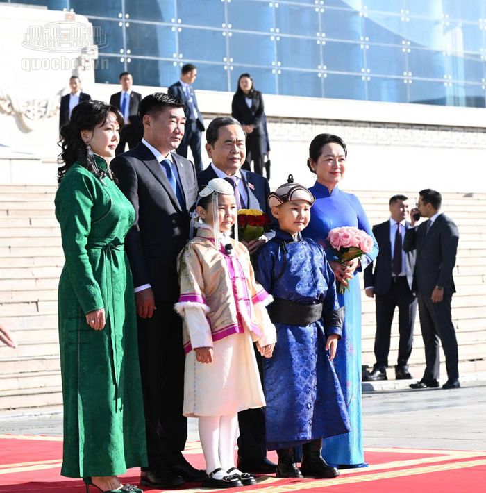 Chủ tịch Quốc hội Mông Cổ Sandag Byambatsogt và phu nhân có mặt tại nơi đón, chào mừng Chủ tịch Quốc hội Trần Thanh Mẫn và phu nhân Nguyễn Thị Thanh Nga. Ảnh: Media QH