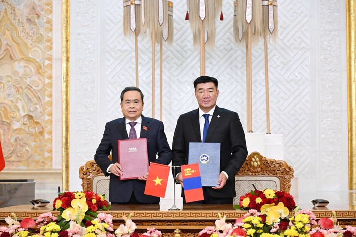 Chủ tịch Quốc hội Trần Thanh Mẫn và Chủ tịch Quốc hội Mông Cổ Sandag Byambatsogt ký bản ghi nhớ về hợp tác giữa Quốc hội Việt Nam và Quốc hội Mông Cổ. Ảnh: Media QH