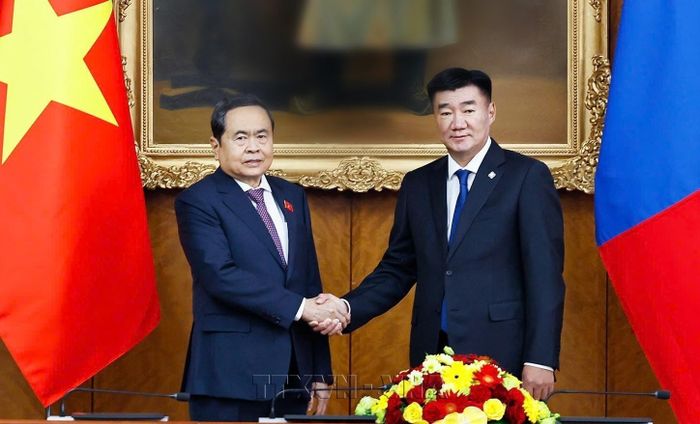 Chủ tịch Quốc hội Trần Thanh Mẫn và Chủ tịch Quốc hội Mông Cổ. Ảnh: TTXVN