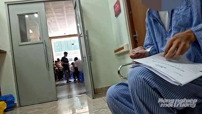 Tiền được bệnh nhân kẹp vào sổ. Ảnh: Nông nghiệp và Môi trường