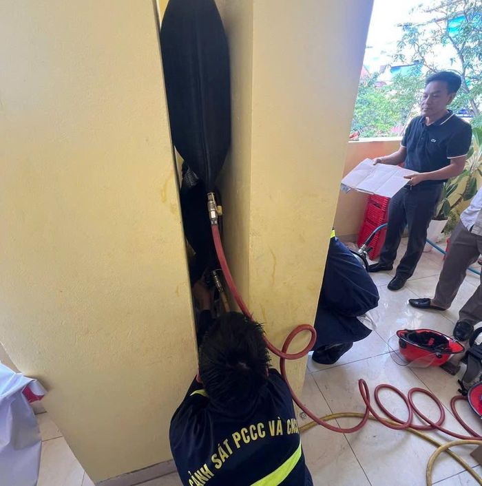 Cảnh sát PCCC và CNCH sử dụng gối nâng chuyên dụng để tạo khoảng trống. Ảnh: CACC