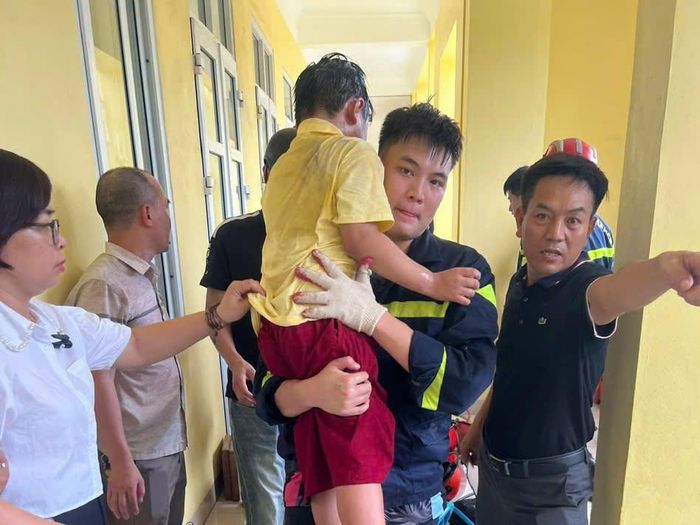 Học sinh được đưa ra an toàn khỏi khe hẹp. Ảnh: CACC