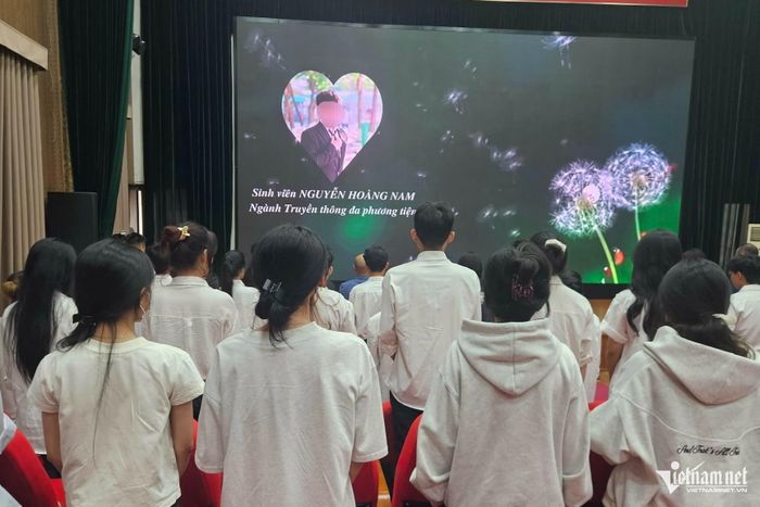Bố mẹ Nam nói lời tiễn biệt con trai duy nhất bên giường bệnh (trái) và giây phút hàng trăm sinh viên tưởng nhớ người bạn học, chiều 10/9. Ảnh: Võ Thu