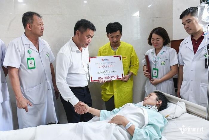 Ông Nguyễn Văn Bá, Tổng Biên tập Báo VietNamNet, động viên và trao số tiền hơn 650 triệu đồng, tấm lòng của bạn đọc giúp đỡ cô giáo Hoàng Thị Hiền. Ảnh: Thạch Thảo