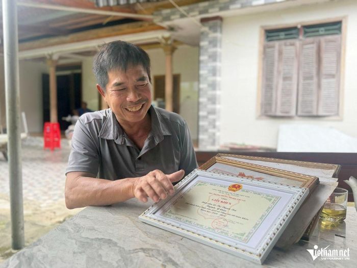 Ông Hải vui mừng trước thành tích của con gái.