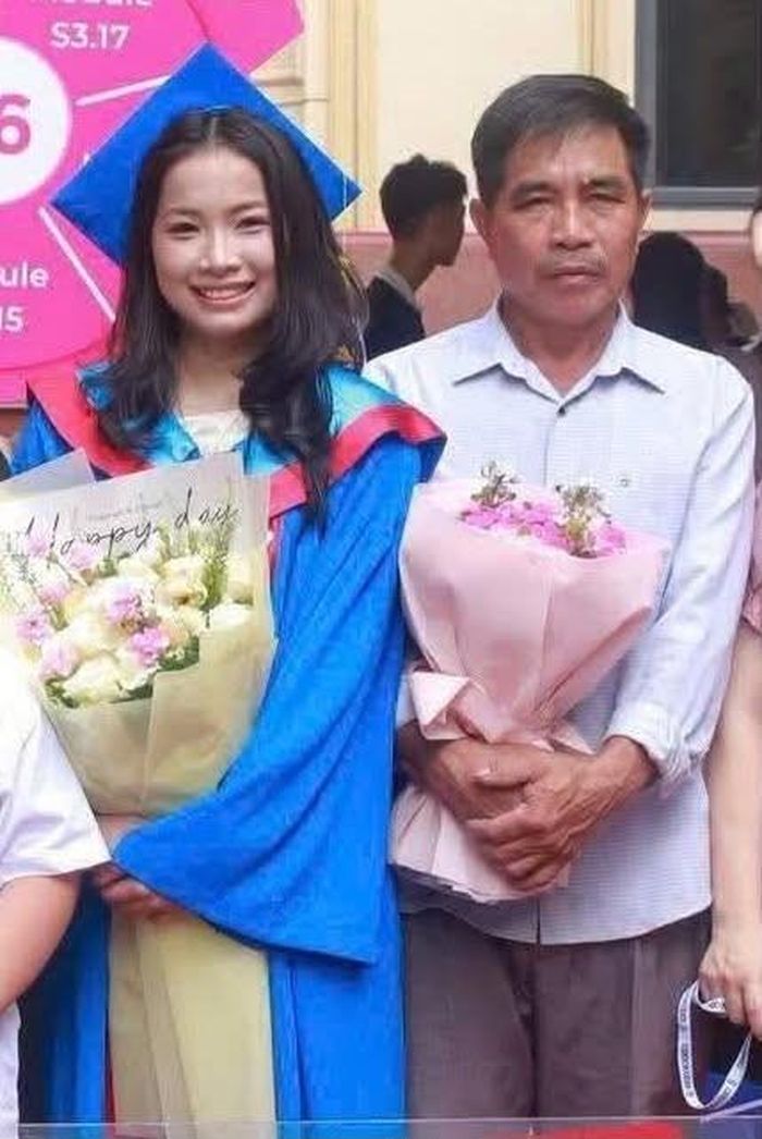 Trà và bố trong lễ tốt nghiệp tại Trường Đại học Y Hà Nội. Ảnh: NVCC