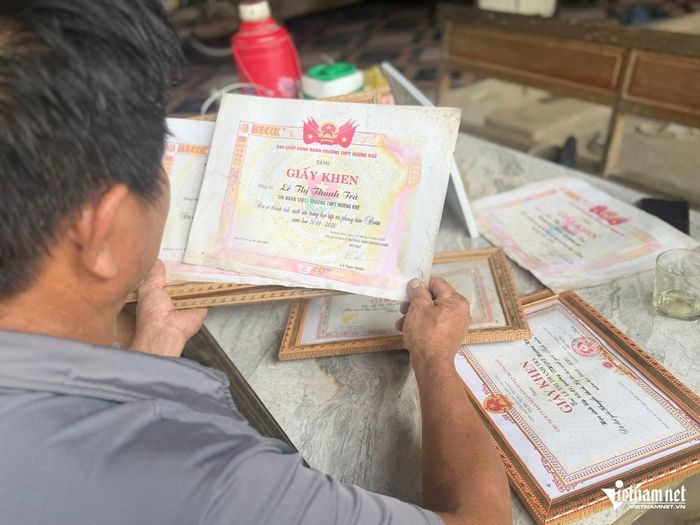 Những thành tích thời đi học của con gái được người bố cất giữ, nâng niu.