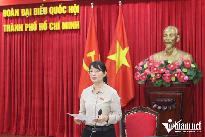 Phó Trưởng đoàn ĐBQH TPHCM Trần Thị Diệu Thúy chủ trì hội nghị.