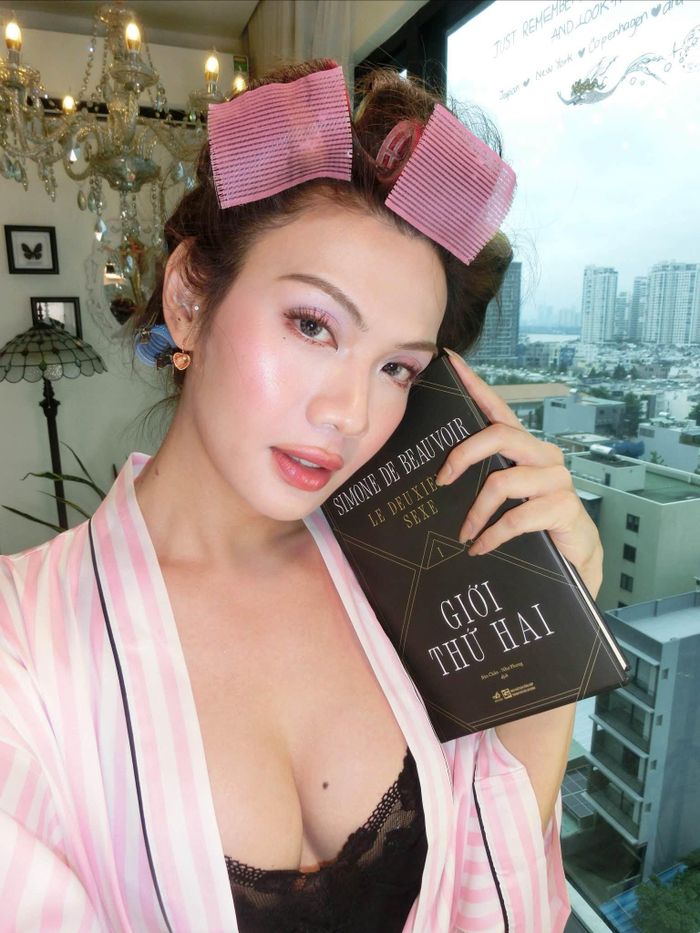 Ca sĩ Luna Đào (nghệ danh cũ là Đào Bá Lộc) gần đây mê sách triết học và tâm lý tội phạm. 