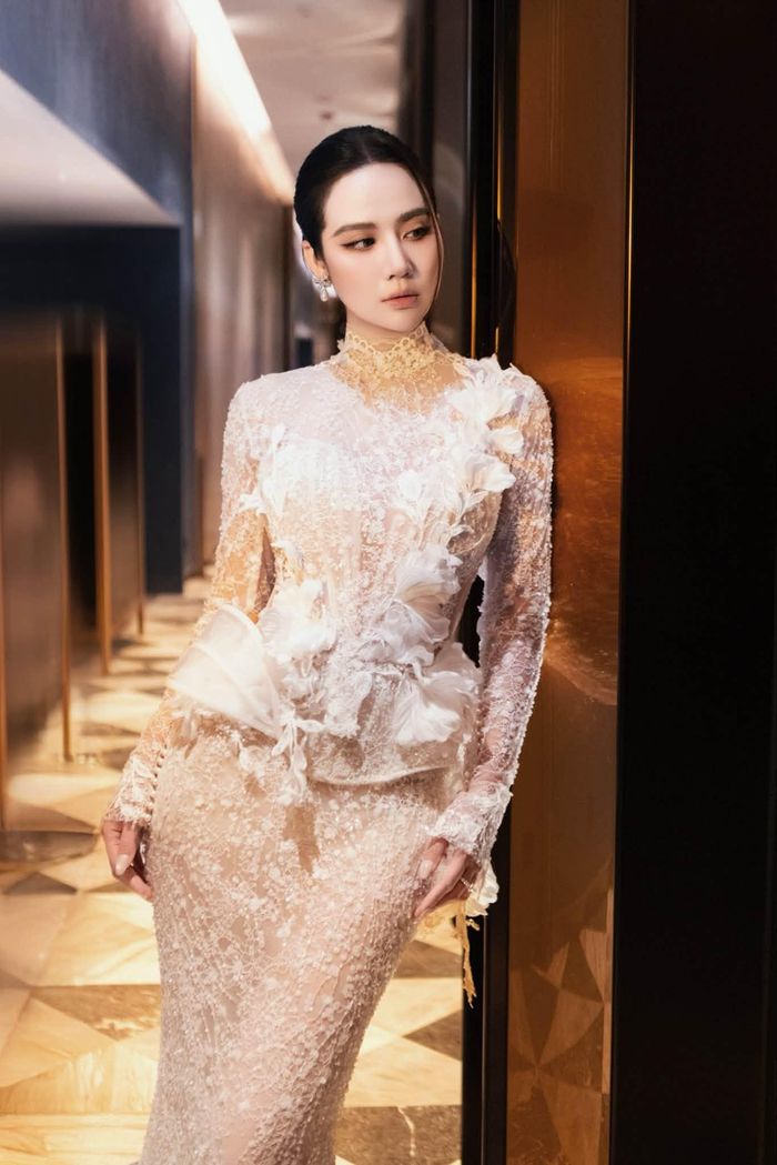 Diễn viên Huyền Lizzie khoe đường cong với thiết kế váy tiên cá.
