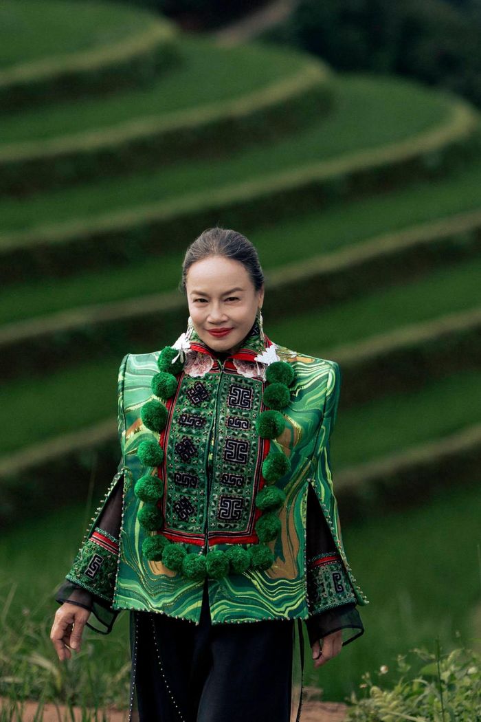 Diễn viên Tú Oanh rạng rỡ trong thiết kế của Cao Minh Tiến.