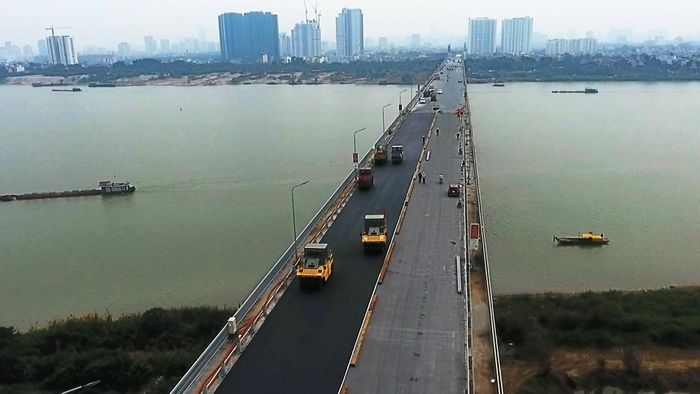 Từ ngày 15/9-10/11, Hà Nội cấm xe tải có tổng trọng lượng từ 2 tấn và xe chở khách từ 16 chỗ trở lên qua cầu Thăng Long. Ảnh: Đức Yên.