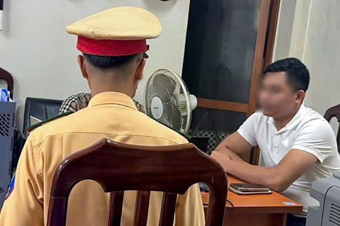 Hai tài xế làm việc tại cơ quan công an. Ảnh: CACC