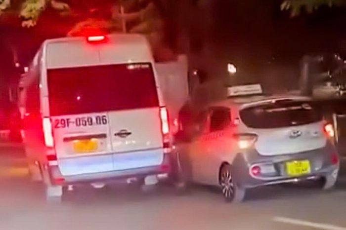 Hình ảnh 2 ô tô lạng lách, rượt đuổi nhau trên đường. Ảnh chụp màn hình