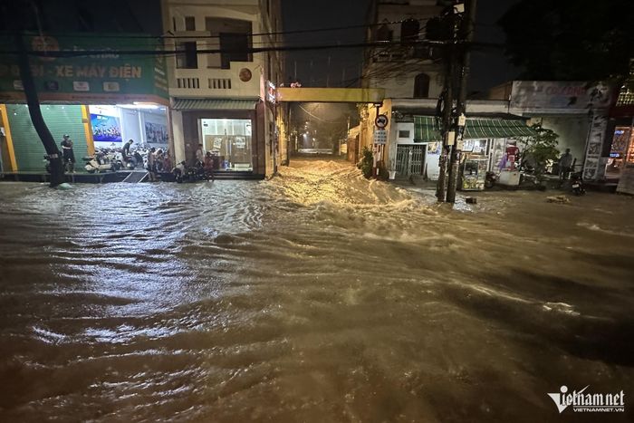 Đường Đồng Khởi (phường Trảng Dài, TP Đồng Nai) ngập sau cơn mưa lớn. Ảnh: Hoàng Anh