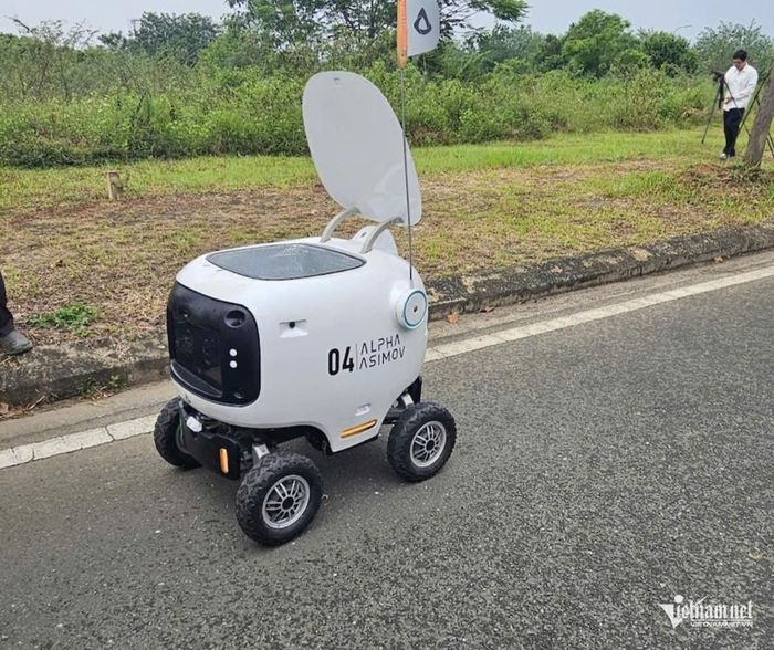 Robot giao hàng và quét đường đang chạy thử nghiệm