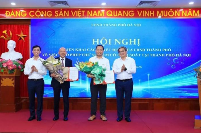 Phó chủ tịch UBND TP Hà Nội Trương Việt Dũng trao quyết định sandbox cho hai doanh nghiệp. Ảnh: HNM