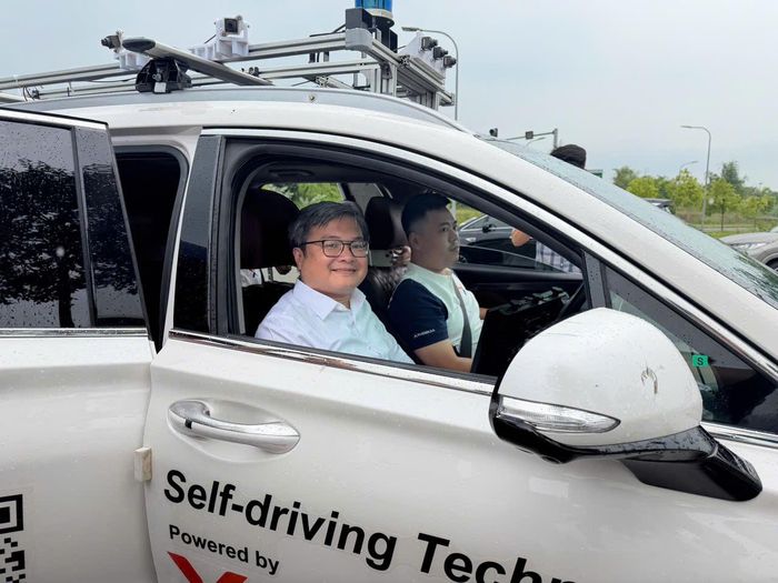 Phó chủ tịch UBND TP Hà Nội Trương Việt Dũng trải nghiệm taxi tự lái