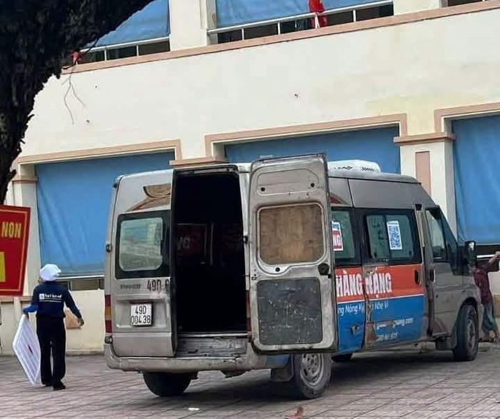 Hình ảnh được phụ huynh ghi lại chiếc xe giao suất ăn cho học sinh tại Trường Tiểu học Kim Bài trưa 8/9. Ảnh: PHCC