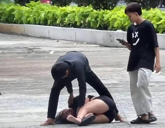 Nhóm đối tượng thực hiện hành vi cướp tài sản. (Ảnh cắt clip)