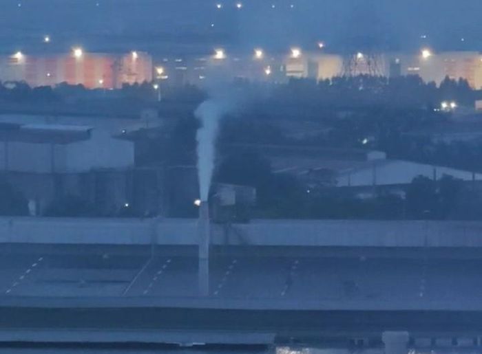  Khi Khu công nghiệp lên đèn cũng là lúc các ống khói hoạt động hết công suất, khỏi nhả thẳng vào không khí. 