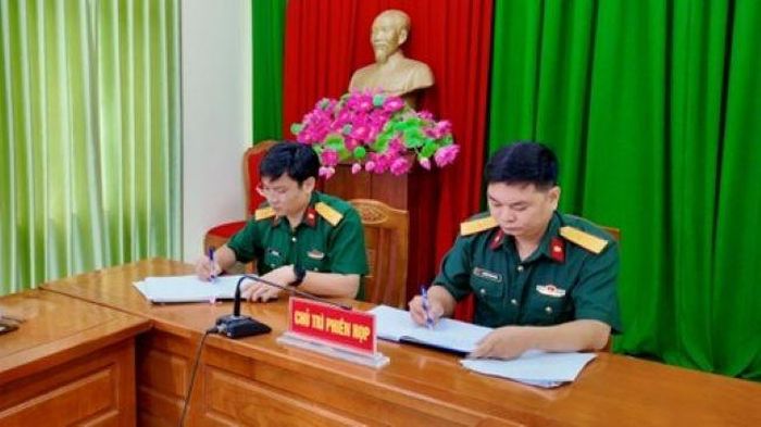  Thiếu tá Nguyễn Trung Kiên, Chánh án Tòa án quân sự khu vực Quân khu 1 và Trung tá Trịnh Văn Ninh, Viện trưởng VKSQS khu vực 11 chủ trì cuộc họp rút kinh nghiệm. 