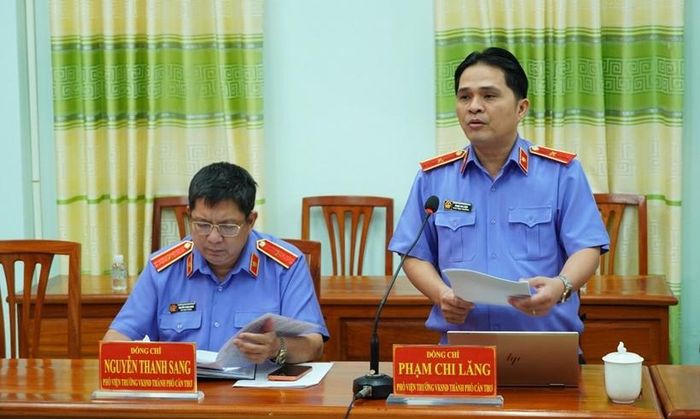  Đồng chí Phạm Chi Lăng, Phó Viện trưởng VKSND thành phố Cần Thơ, phát biểu tại buổi làm việc
