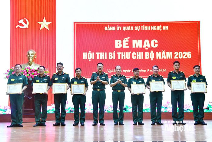 Tặng Giấy khen cho các cá nhân có thành tích xuất sắc trong hội thi. Ảnh: Trọng Kiên
