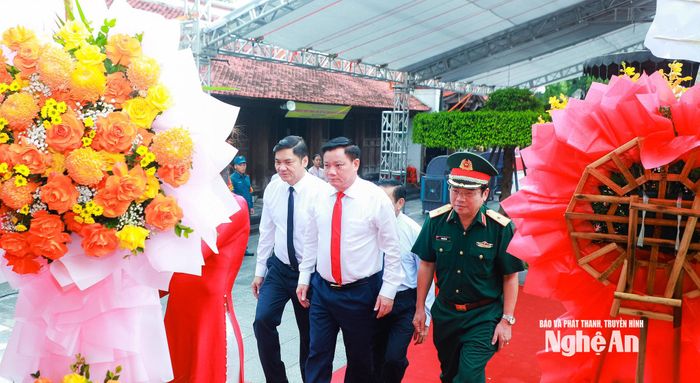 Các đồng chí trong Thường trực Tỉnh ủy và Quân khu 4 dâng hoa tưởng niệm Hoàng đế Quang Trung. Ảnh: Thành Duy