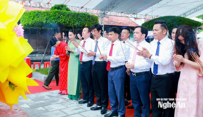 Lãnh đạo phường Trường Vinh thành kính dâng hương tưởng niệm Hoàng đế Quang Trung. Ảnh: Thành Duy