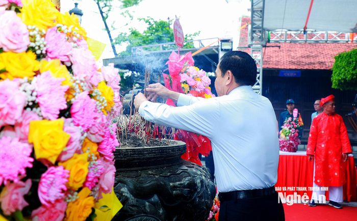 Đồng chí Võ Trọng Hải - Phó Bí thư Tỉnh ủy, Chủ tịch UBND tỉnh thành kính dâng hương tưởng niệm Hoàng đế Quang Trung. Ảnh: Thành Duy
