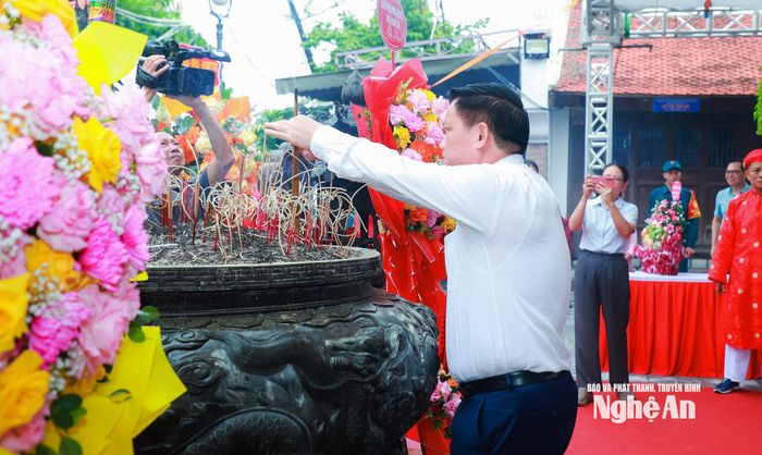Đồng chí Nguyễn Khắc Thận - Ủy viên Trung ương Đảng, Bí thư Tỉnh ủy, Trưởng đoàn ĐBQH tỉnh thành kính dâng hương tưởng niệm Hoàng đế Quang Trung. Ảnh: Thành Duy