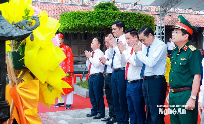 Các đồng chí lãnh đạo tỉnh và Quân khu 4 thành kính tưởng niệm Hoàng Đế Quang Trung. Ảnh: Thành Duy