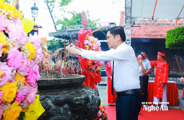 Đồng chí Hoàng Nghĩa Hiếu - Phó Bí thư Thường trực Tỉnh ủy, Chủ tịch HĐND tỉnh thành kính dâng hương tưởng niệm Hoàng đế Quang Trung. Ảnh: Thành Duy
