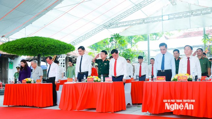 Các đồng chí lãnh đạo tỉnh và các đại biểu thành kính tưởng niệm Hoàng đế Quang Trung. Ảnh: Thành Duy