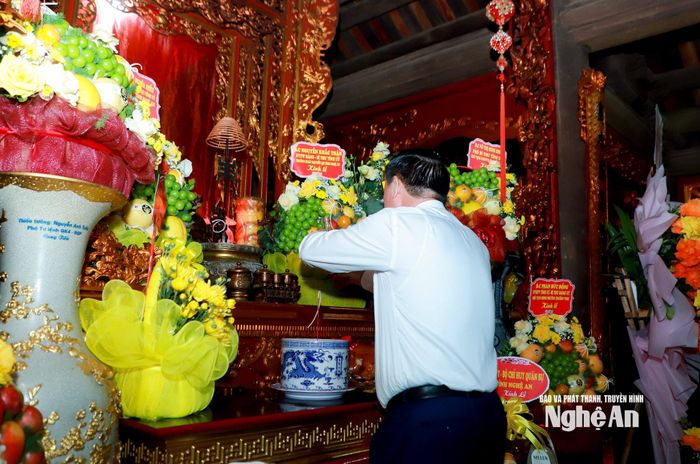 Đồng chí Nguyễn Khắc Thận - Ủy viên Trung ương Đảng, Bí thư Tỉnh ủy, Trưởng đoàn ĐBQH tỉnh thành kính dâng lễ lên anh linh Hoàng đế Quang Trung tại điện thờ. Ảnh: Thành Duy