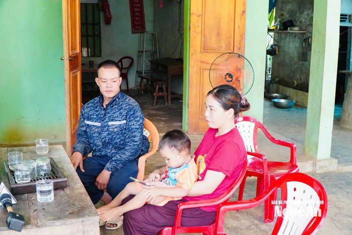Gia đình cháu bé may mắn được an toàn sau khoảnh khắc nguy hiểm. Ảnh: PV