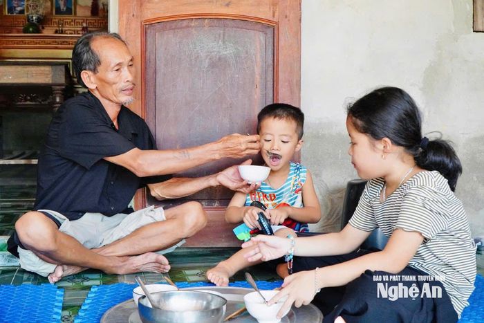 Công việc chăm sóc 2 con nhỏ của cô Hoàng Thị Hiền được đặt lên vai của ông ngoại Hoàng Sỹ Quý ở xóm Nghĩa Trung, xã Nghĩa Hành. Ảnh: PV