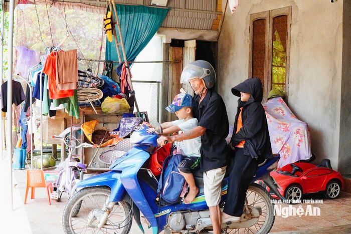 Công việc chăm sóc 2 con nhỏ của cô Hoàng Thị Hiền được đặt lên vai của ông ngoại Hoàng Sỹ Quý ở xóm Nghĩa Trung, xã Nghĩa Hành. Ảnh: PV