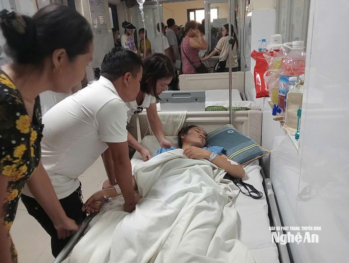 Đồng nghiệp, người thân chia sẻ cùng cô giáo Hoàng Thị Hiền đang điều trị tại Bệnh viện Hữu nghị Việt Đức Ảnh: PV