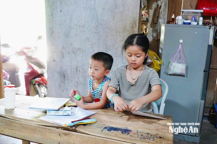 Con gái lớn của cô Hiền năm nay 7 tuổi, con trai nhỏ mới 4 tuổi mong ngóng ngày mẹ trở về. Ảnh: PV