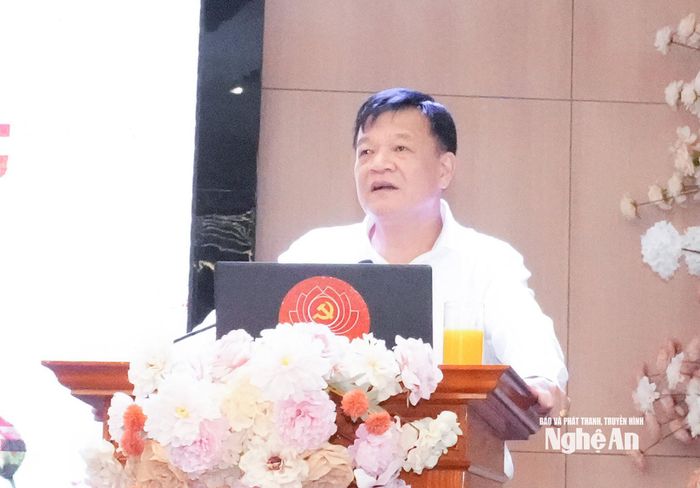 Đồng chí Triệu Văn Chiến - Ủy viên Ủy ban Kiểm tra Trung ương trực tiếp trao đổi, giải đáp các vấn đề phát sinh từ thực tiễn được các học viên đặt ra. Ảnh: Mai Hoa