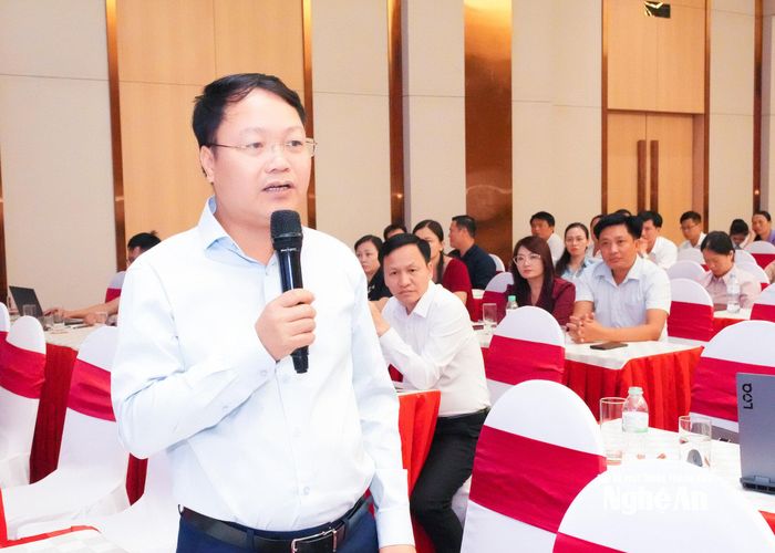 Phó Chủ nhiệm Ủy ban Kiểm tra Tỉnh ủy Phan Hùng Sơn trao đổi, giải đáp các vấn đề được học viên nêu tại hội nghị. Ảnh: Mai Hoa